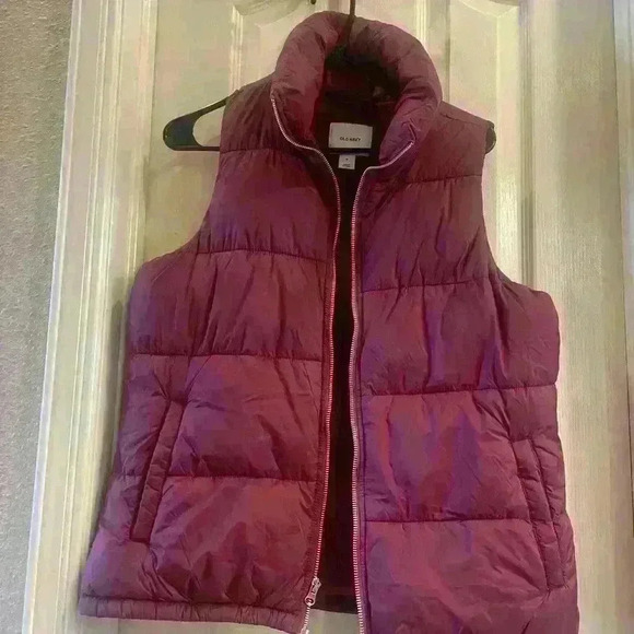 Old Navy Burgundy Puffer Vest. Size Medium. Never Worn. Warm and comfy. - Picture 4 of 4